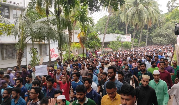 কোটা পুনর্বহালের বিরুদ্ধে উত্তাল ঢাকা বিশ্ববিদ্যালয়
